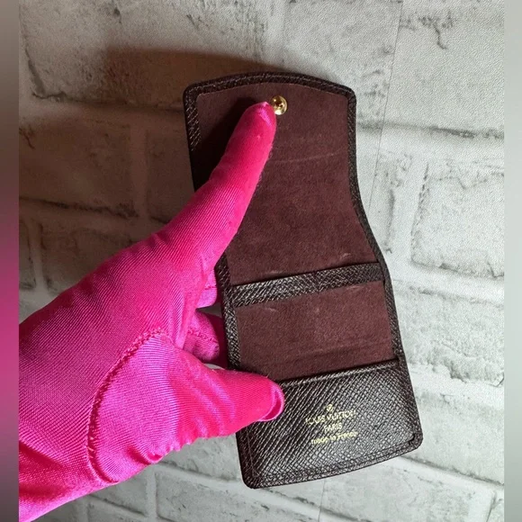 LOUIS VUITTON BORDEAUX COWHIDE LEATHER CUFFLINK POUCH IN UNUSED
AS NEW CONDITION - Picture 7 of 12